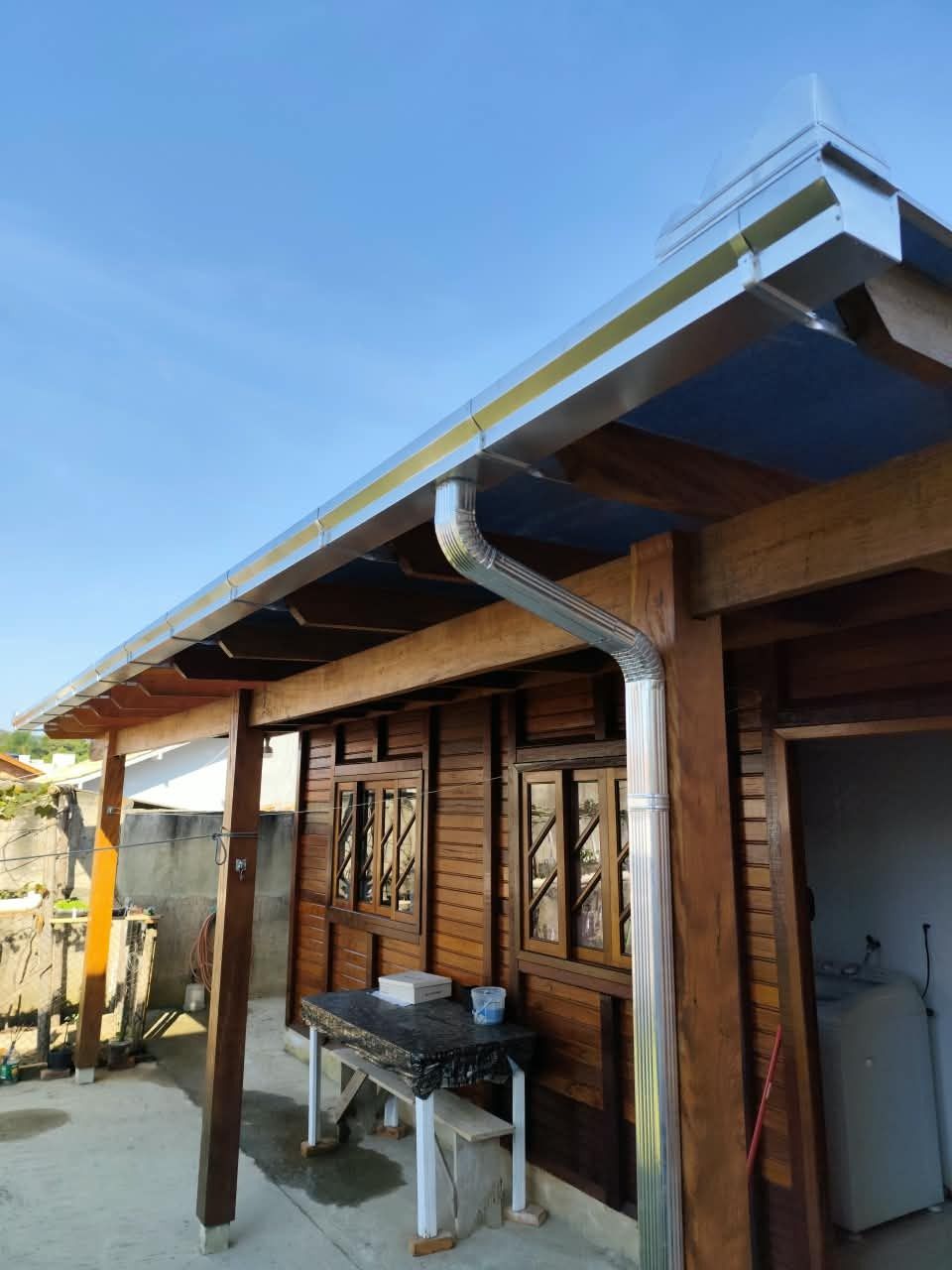 Calha galvanizada instalada em casa de madeira em Penha, Santa Catarina