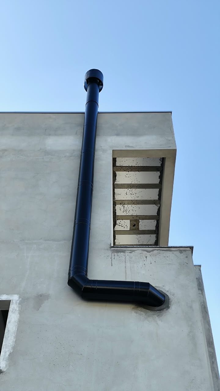 Duto de chaminé preta instalado na fachada de edificação em Penha, SC